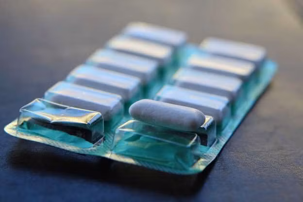 Kẹo cao su không đường vừa giúp khử mùi cafe vừa làm sạch răng. Ngoài ra, dùng kẹo cao su không đường khoảng 20 phút sau khi ăn cũng giúp ngăn ngừa sâu răng.