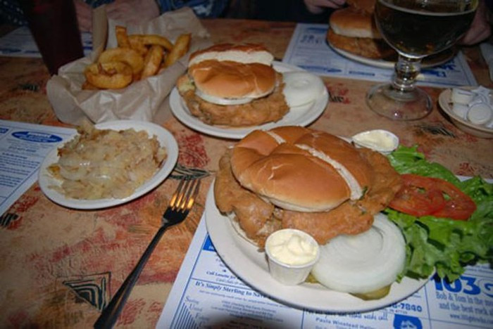 Sandwich não chiên. Để tạo ra một chiếc bánh sandwich não chiên, người ta đặt những lát não bê giữa bánh mỳ. Món này rất phổ biến trước khi dịch bò điên xuất hiện và được phục vụ với bánh mỳ trắng mỏng trong các khách sạn Missouri ở Mỹ.