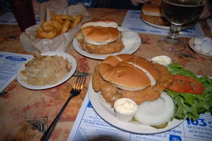 Sandwich não chiên. Để tạo ra một chiếc bánh sandwich não chiên, người ta đặt những lát não bê giữa bánh mỳ. Món này rất phổ biến trước khi dịch bò điên xuất hiện và được phục vụ với bánh mỳ trắng mỏng trong các khách sạn Missouri ở Mỹ.