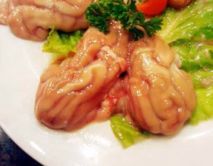 Óc lợn sống (Peru): So với óc lợn trần của Việt Nam, đặc sản óc lợn sống của Peru thực sự kinh khủng.