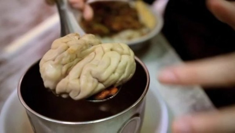 Súp óc lợn nguyên bộ Singapore: Nếu như súp óc lợn của Việt Nam được nấu chung cùng trứng, gà xé, rau, nấm…. thì súp óc lợn ở Singapore khá ám ảnh khi được chế biến nguyên bộ kết hợp với chút nước lõng bõng.