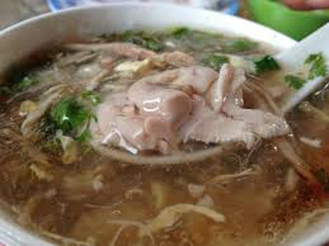 Súp óc lợn phổ biến ở Việt Nam. Món ăn gồm có óc lợn, cua xé nhỏ, trứng, rau, nấm cùng các loại gia vị. So với óc trần, súp óc lợn dễ ăn hơn nhiều bởi được làm chín tới.