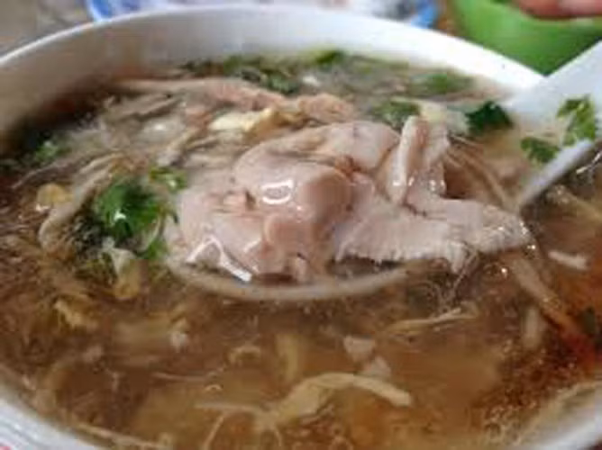 Súp óc lợn phổ biến ở Việt Nam. Món ăn gồm có óc lợn, cua xé nhỏ, trứng, rau, nấm cùng các loại gia vị. So với óc trần, súp óc lợn dễ ăn hơn nhiều bởi được làm chín tới.