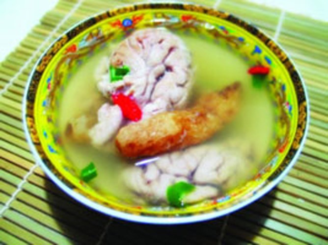 Óc trần được xem là món ăn tẩm bổ cực tốt của người Việt, Trung Quốc. Óc lợn chỉ được trần qua nước sôi nên nhờ nhợ, đôi khi còn sót chút máu. Nhiều người thích thú với óc trần bởi nó giúp họ trị đau đầu, mất ngủ, tăng trí nhớ.