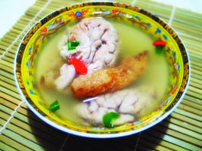 Óc trần được xem là món ăn tẩm bổ cực tốt của người Việt, Trung Quốc. Óc lợn chỉ được trần qua nước sôi nên nhờ nhợ, đôi khi còn sót chút máu. Nhiều người thích thú với óc trần bởi nó giúp họ trị đau đầu, mất ngủ, tăng trí nhớ.