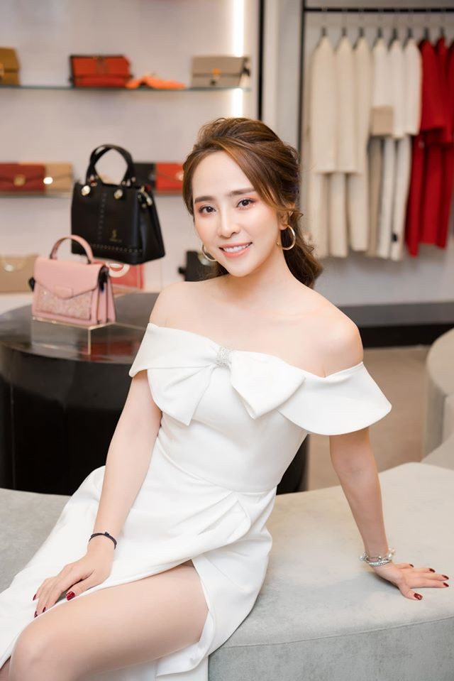 Chiếc váy trắng trễ vai có điểm nhấn là phần nơ ở ngực mang đến sự sang trọng cho nàng "Cá sấu chúa". Ảnh: Internet. Video "Minh Hằng chia sẻ về phong cách thời trang". Nguồn: VTC.