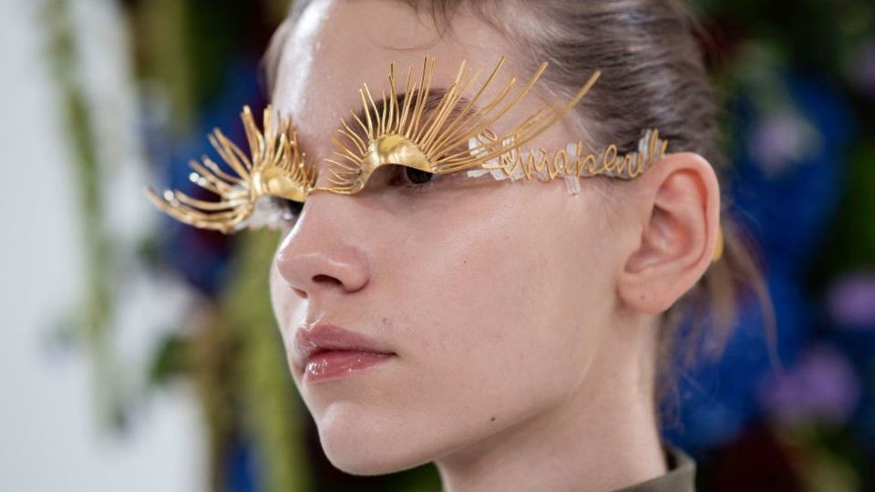 Những hàng mi cực chất này được các người mẫu đeo như một vật trang trí. Video "Minh Hằng chia sẻ về phong cách thời trang". Nguồn: VTC.