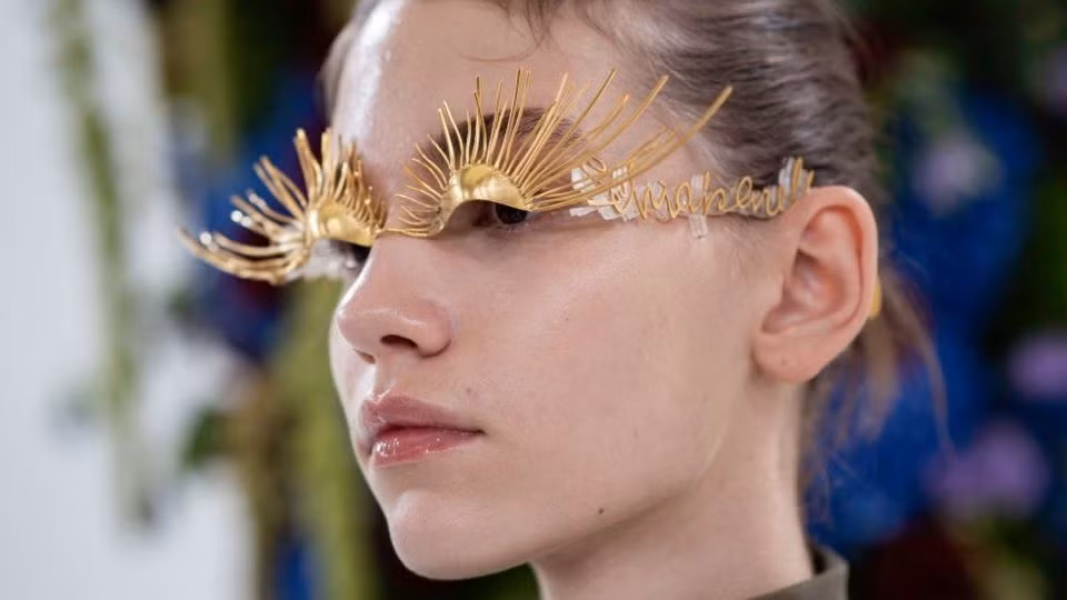 Những hàng mi cực chất này được các người mẫu đeo như một vật trang trí. Video "Minh Hằng chia sẻ về phong cách thời trang". Nguồn: VTC.