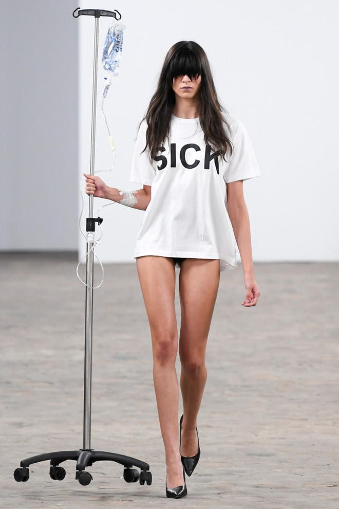 Ngay cả cây truyền nước cho bệnh nhân cũng trở thành phụ kiện trên sàn diễn thời trang.