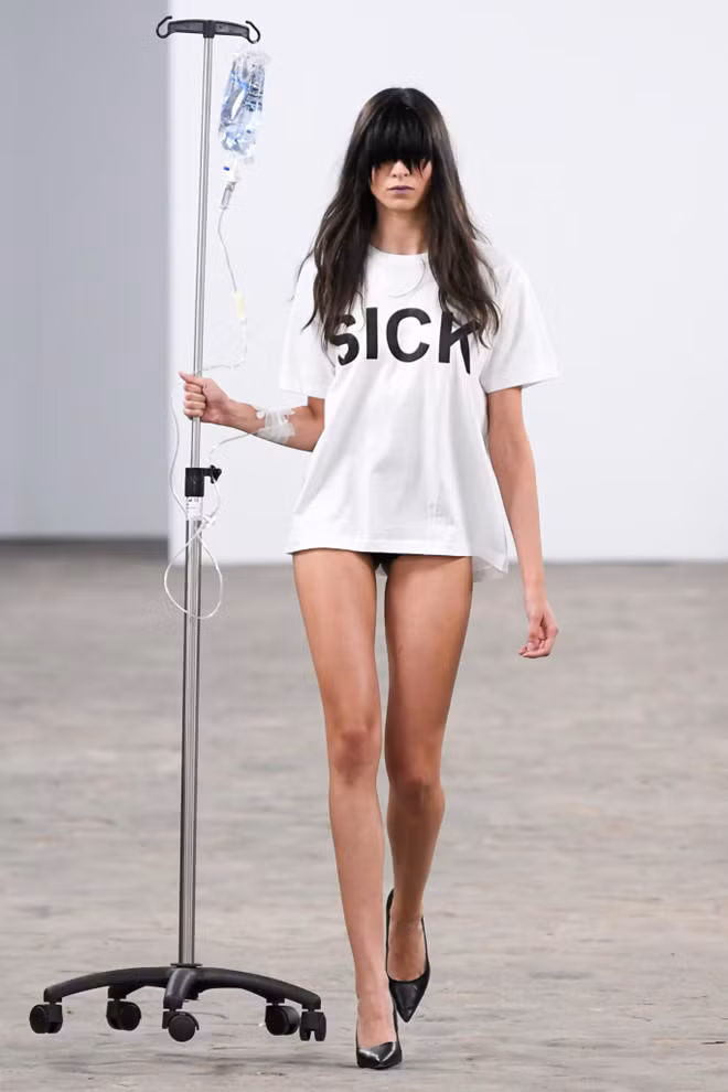 Ngay cả cây truyền nước cho bệnh nhân cũng trở thành phụ kiện trên sàn diễn thời trang.