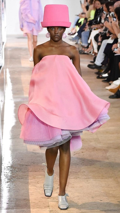 Sàn diễn thời trang năm nay có vẻ ưa chuộng các phụ kiện độc dị.