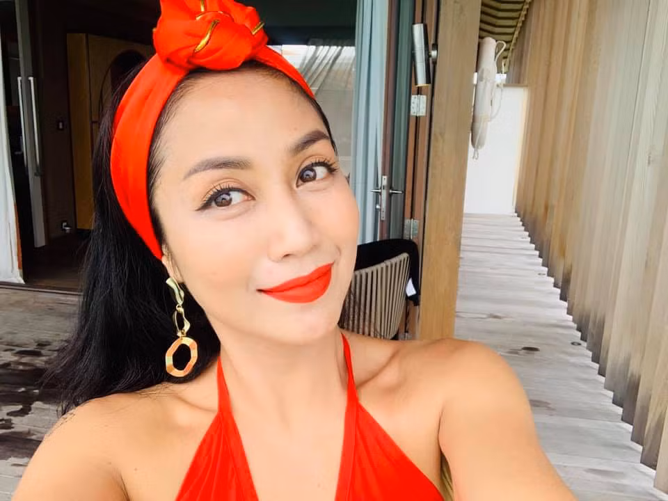 Nữ MC - diễn viên khẳng định, phụ nữ không dưỡng da là không được vì lão hóa đến nhanh như một cơn bão, lúc ấy có đổ núi tiền cũng chưa chắc cứu lại được. Tuy nhiên cô cho rằng, các chị em có thể "liệu cơm gắp mắm", có điều kiện thì sử dụng các sản phẩm chuyên sâu, không có điều kiện thì lựa chọn các sản phẩm vừa túi tiền, hợp với làn da. Ảnh: FBNV. Video "Bí quyết làm đẹp của sao Việt". Nguồn: VTC.