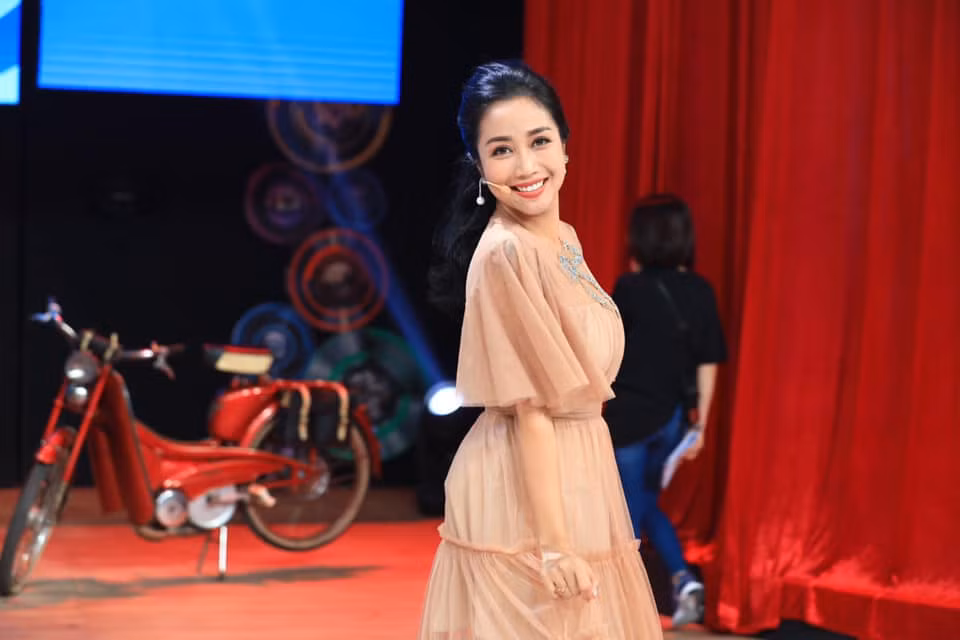 Để giữ gìn nhan sắc, Ốc Thanh Vân tập thể dục mỗi ngày, gần như không bao giờ ăn hàng và dưỡng da đều đặn. Nhờ vậy, cô vẫn giữ được nét trẻ trung và làn da căng mịn ở tuổi U40.