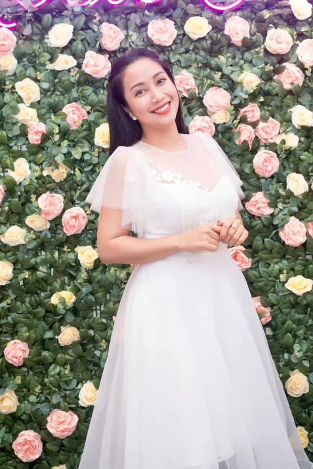 Chia sẻ tại một sự kiện về làm đẹp tại TP HCM hôm 9/10, Ốc Thanh Vân tiết lộ nhiều bí quyết chăm sóc nhan sắc và sức khỏe tươi trẻ. "Những hôm nào tôi đi quay về muộn, Trí Rùa lại nhìn thấy trong bóng đêm hình ảnh người đàn bà đắp mặt nạ và tập yoga hì hục", nữ MC - diễn viên tếu táo kể.