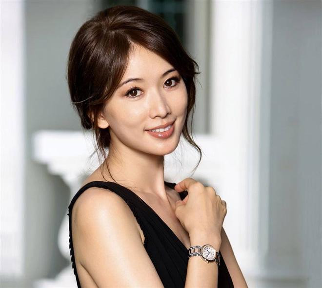 Chế độ ăn của cô cũng thiên về những món ăn từ rau xanh, hoa quả, nước ép và hạn chế đường, đồ ăn nhiều dầu mỡ. Lâm Chí Linh luôn cố gắng ăn trước 7 giờ tối, không ăn nhiều tinh bột mà thay vào đó là protein và rau, quả. Cô vẫn ăn đủ ba bữa và chưa từng thử bất kì chế độ ăn kiêng nào.