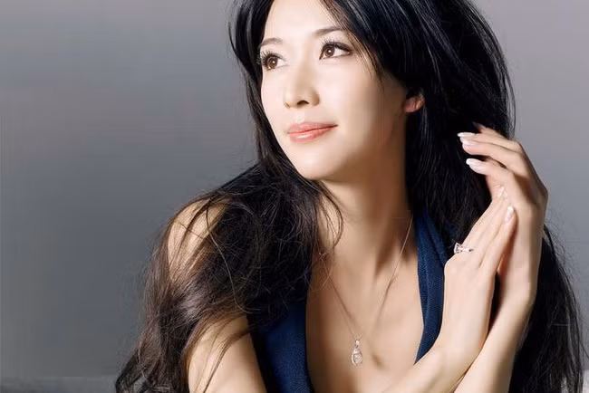 Ngoài ra, để có làn da trắng mịn, Lâm Chí Linh còn dùng sữa tắm có tinh chất sữa bò, có lần cô còn mua cả bình sữa tươi đổ vào bồn tắm. Thành phần của sữa chứa nhiều protein, vitamin A, nhóm B, enzym,… giúp dưỡng ẩm, nuôi dưỡng làn da mịn màng. Bên cạnh đó axit lactic có trong sữa tươi có khả năng thay tẩy các lớp tế bào chết, tái tạo tế bào mới để da trắng trẻo hơn.