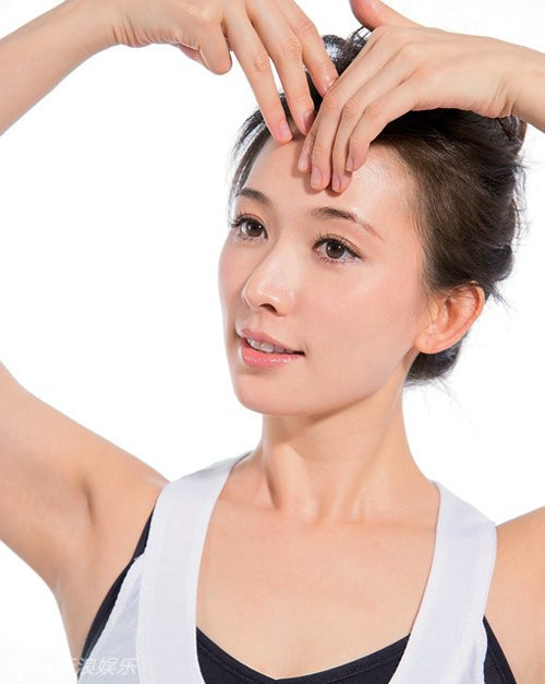 Người đẹp Đài Loan còn thường xuyên massage chống lão hóa để da mặt trẻ trung chống nếp nhăn sớm. Cách này Lâm Chí Linh học từ bà ngoại và bắt đầu thực hiện từ khi học trung học đến hiện tại. Những động tác massage tập trung vào vùng má, trán, môi. Đặc biệt khi massage các động tác cần thực hiện nên vuốt ngược để tránh da chảy xệ. Ảnh: Internet. Video "Bí quyết làm đẹp của sao Việt". Nguồn: VTC.