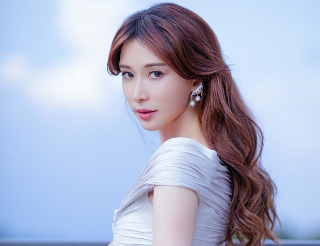 Khi tham dự sự kiện hay trang phục ngày thường, Lâm Chí Linh cũng thường trang điểm rất nhẹ nhàng, kết hợp với những bộ cánh đơn sắc đơn giản. Điều này vừa giúp cô "giải phóng" làn da khỏi lớp trang điểm dày cộm và tạo ấn tượng trang nhã, trẻ trung.