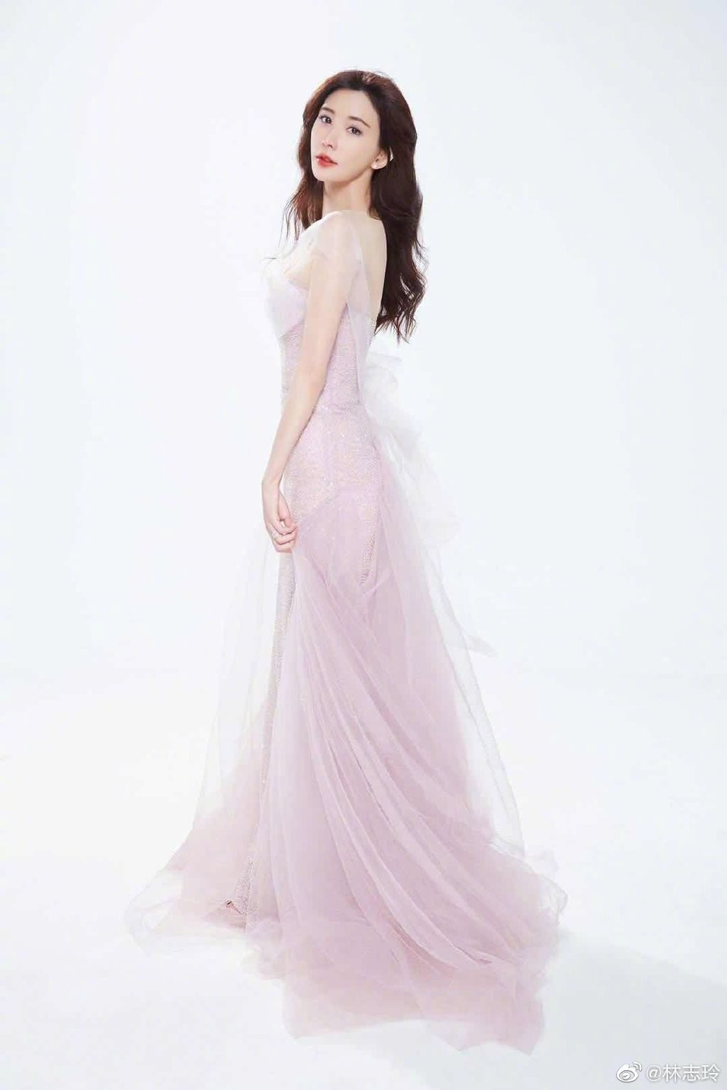 Vốn xuất thân là một người mẫu, diễn viên, vậy nên Lâm Chí Linh rất chú trọng vào việc chăm sóc nhan sắc. Không chỉ để duy trì gương mặt xinh đẹp, ngăn chặn các tác nhân lão hóa, cô còn quan tâm đến việc hình thành nếp sống khỏe với các thói quen lành mạnh. Chính vì vậy, ở lứa tuổi U50 nhưng Lâm Chí Linh vẫn duy trì được làn da căng bóng, mịn màng, với thân hình săn chắc, quyến rũ.