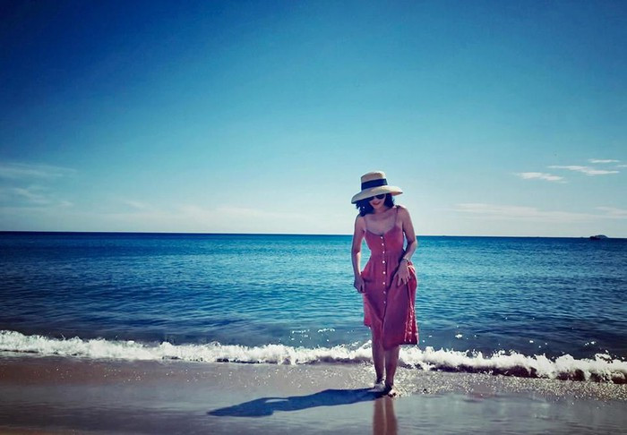 Khi đi biển, Thu Quỳnh chọn chiếc đầm hai dây vừa nữ tính vừa quyến rũ.