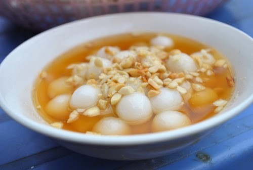 Thắng dền: Bánh thắng dền được làm từ bột gạo nếp có nhân đỗ hoặc bánh chay. Những viên bánh nhỏ được nấu cùng với nước cốt dừa và gừng tạo hương vị béo ngậy mà không ngán.