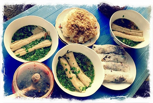 Bánh cuốn trứng là món ăn sáng được nhiều du khách thưởng thức khi đến Hà Giang. Bánh cuốn ở đây khi được tráng trên bếp được đập thêm trứng rồi dùng chính lớp bánh trắng ngần ấy gói lại. Khi ăn sẽ ăn kèm với một bát nước lèo nóng hổi thả giò trắng thơm ngon ở trong.