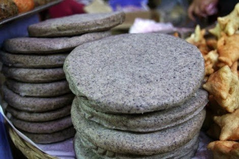 Bánh tam giác mạch: Bánh tam giác mạch được làm từ hạt tam giác mạch. Bánh có vị bùi và phảng phất mùi hăng của bột tam giác mạch. Bánh được hấp chín trên bếp lửa, khi đến tay người mua vẫn còn nguyên hơi ấm.