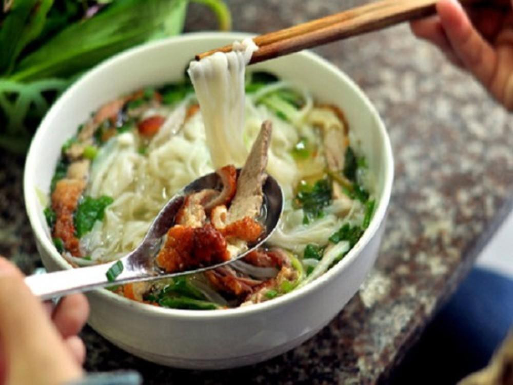 Phở chua không nổi tiếng ở riêng Hà Giang nhưng lại là một trong những món dễ ăn nhất cho du khách tới đây du lịch. Phở chua có nguồn gốc từ Trung Quốc trước đây được dùng trong đám cỗ. Hiện nay, món này được nhiều người chọn làm món điểm tâm trong các buổi chợ phiên.