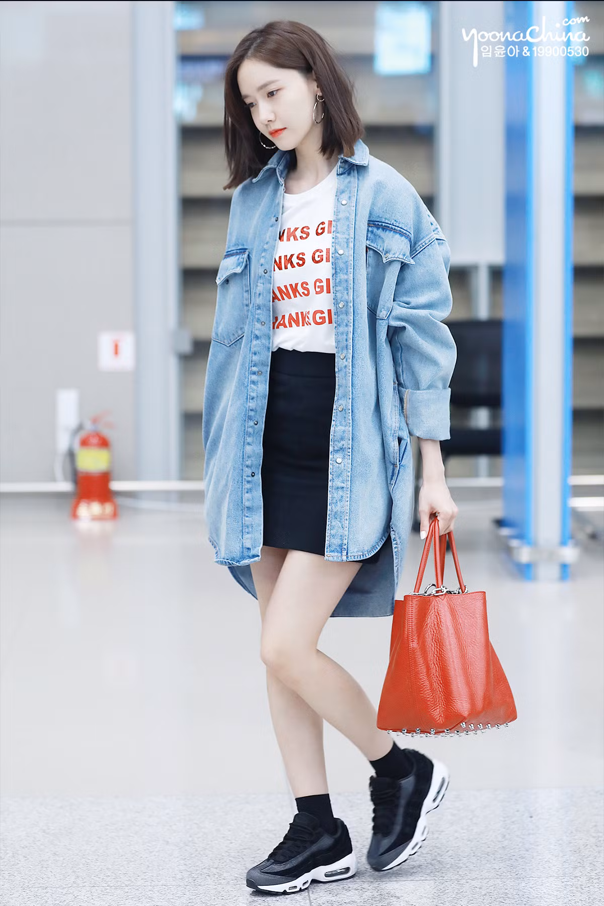 Dù hết sức nổi tiếng nhưng Yoona vẫn ăn mặc giản dị hết nấc, cô nàng thường xuyên lên đồ chuẩn style tinh tế, thanh lịch, đẹp nhưng không diêm dúa, thu hút nhưng chẳng quá cầu kì.