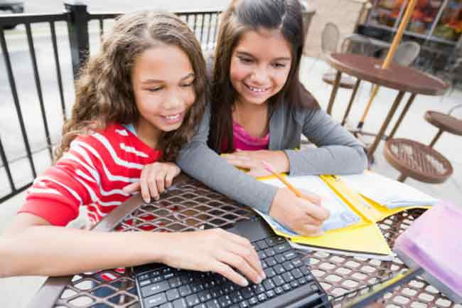 Hòa nhập cộng đồng: Việc hòa nhập cộng đồng là rất quan trọng đối với trẻ. Hãy để trẻ dành thời gian cùng với bạn bè và họ hàng thường xuyên, nhờ đó giúp trẻ phát triển kĩ năng giao tiếp.