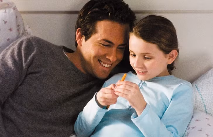 Ngăn cách con với mọi thứ: Thay vì cấm cản và bao bọc con trong vòng tay mình, bạn nên cố gắng đặt cho con những giới hạn và dạy chúng biết chịu trách nhiệm cho hành vi sai trái. Việc luôn giữ con tránh xa mọi thứ chỉ khiến chúng có suy nghĩ rằng dù có làm điều gì không đúng cũng sẽ có bố mẹ ở đó giúp đỡ.