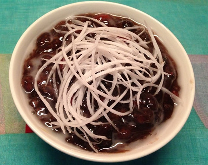 Chè đỗ đen nóng: Món chè đỗ đen đơn giản đúng như tên gọi của nó. Những hạt đỗ đen được ninh khéo đến độ vẫn giữ nguyên hạt nhưng lại mềm bở, đậm vị đường trong từng hạt đỗ. Ảnh: VietQ.