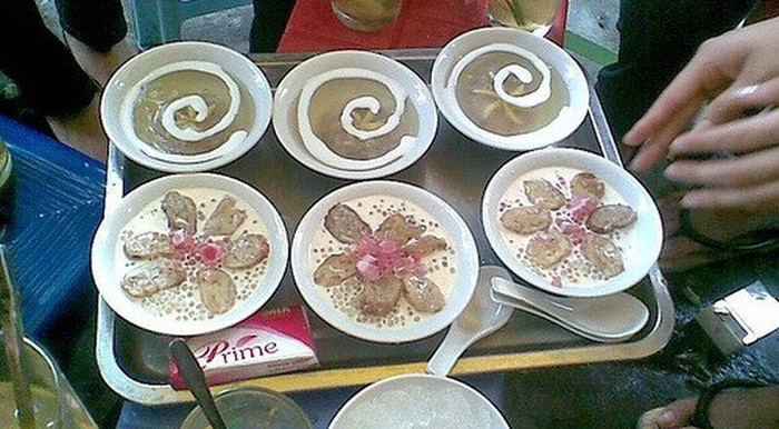 Chè khoai nóng: Món chè khoai nóng không thể thiếu trong những ngày giao mùa, những miếng khoai dẻo trộn trong nước cốt dừa, vị ngọt thanh khiến cho các chị em ăn là nhớ mãi. Ảnh:GiaDinh.net.vn.