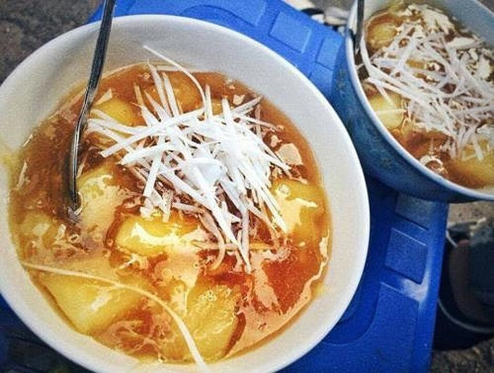 Món chè nóng này là vị sắn hòa lẫn với nước đường gừng ngọt ngào, phảng phất vị cay cay, thơm thơm. Địa chỉ bán chè sắn ở Hà Nội rất nhiều như Lý Quốc Sư, Nguyễn Chí Thanh, Lò Đúc, Châu Long...Ảnh: Thể thao &amp; Văn hóa.