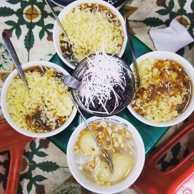 Nếu bạn không thích vị ngọt đậm, nên chọn cho mình bát chè hoa cau trộn cùng xôi vò. Chè hoa cau ở đây được nấu cùng bột sắn có rắc thêm hạt đỗ xanh, chính vì vậy nên nó có vị ngọt mát. Ảnh: Internet. Video "Chế biến món ngon từ nấm đông cô". Nguồn: VTC.