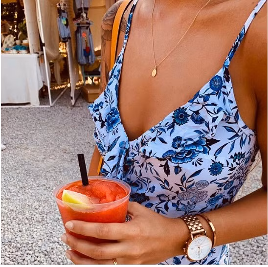 Áo ngực chật gây tức ngực, khó thở: Mặc áo ngực quá chật có thể gây đau tức ngực, khó thở và một số vấn đề sức khỏe khác. Vì vậy, cởi bỏ áo ngực có thể giúp cải thiện sức khỏe, làn da và cơ bắp của bạn, hệ tuần hoàn máu được cải thiện, cơ bắp săn chắc, hạn chế mồ hôi...