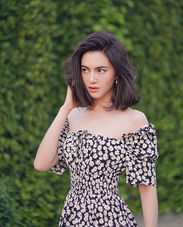 Thiết kế hở vai kết hợp phần bèo nhún mềm mại sẽ giúp bạn che đi khuyết điểm cơ thể, tạo cảm giác vòng 1 đầy đặn hơn.