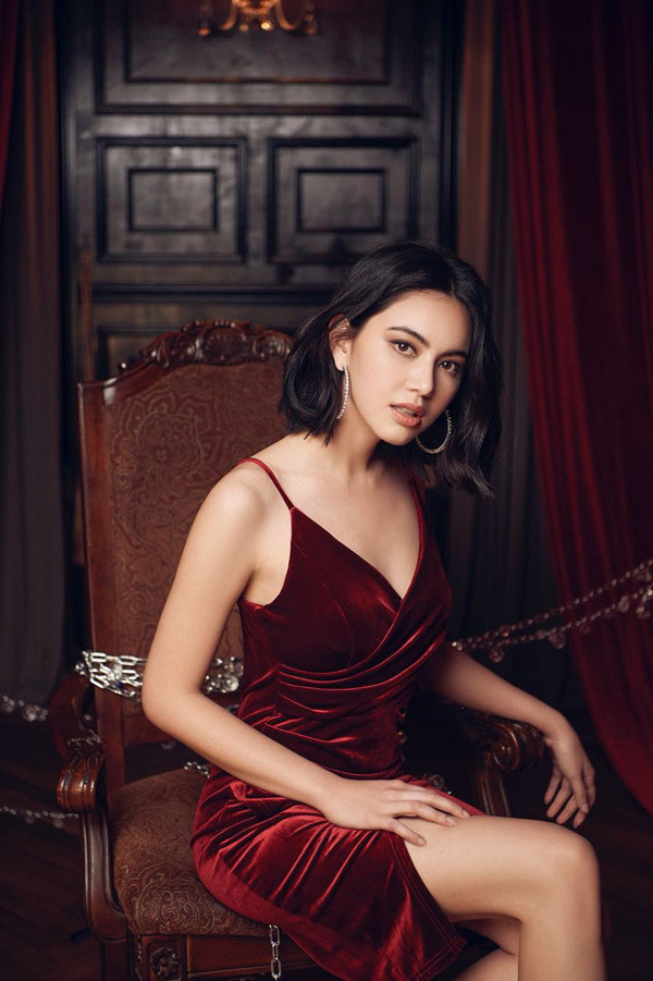 Diện váy nhung đỏ với cổ chữ V khoét sâu nhìn Mai Davika bốc lửa và che khuyết điểm ngực nhỏ. Ảnh: Internet. Video "Minh Hằng chia sẻ về phong cách thời trang". Nguồn: VTC.