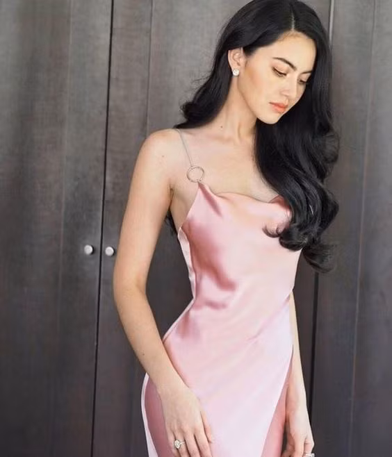 Đường cong nóng bỏng của 'Ma nữ xinh đẹp nhất' Thái Lan nổi bật trong bộ đầm 2 dây bó sát màu hồng.