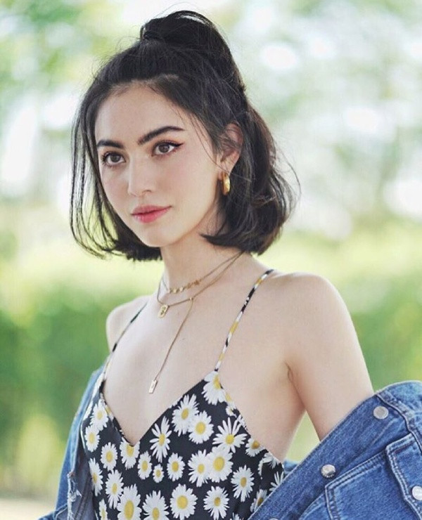 Người đẹp rất chăm diện những bộ cánh hở bạo như váy 2 dây họa tiết bắt mắt...