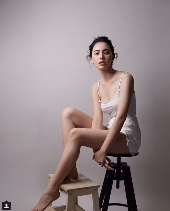 Với kích cỡ vòng 1 khá nhỏ, Mai Davika vẫn tự tin diện những trang phục gợi cảm, nhấn nhá vào các đường cong cơ thể.