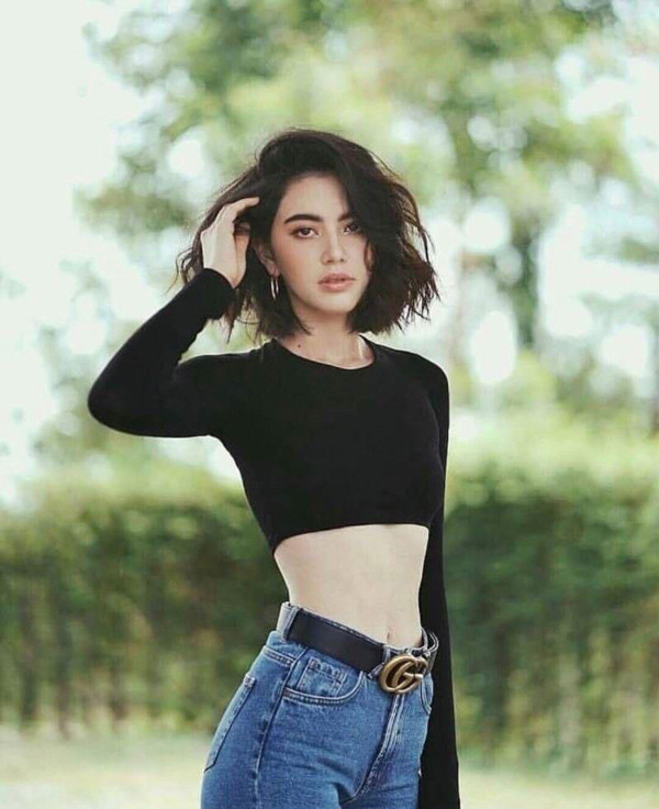 Mai Davika nâng tầm nhan sắc khi diện áo croptop tay dài phối cùng quần jeans lưng cao và nhấn vào vòng eo con kiến bằng thắt lưng của Gucci.