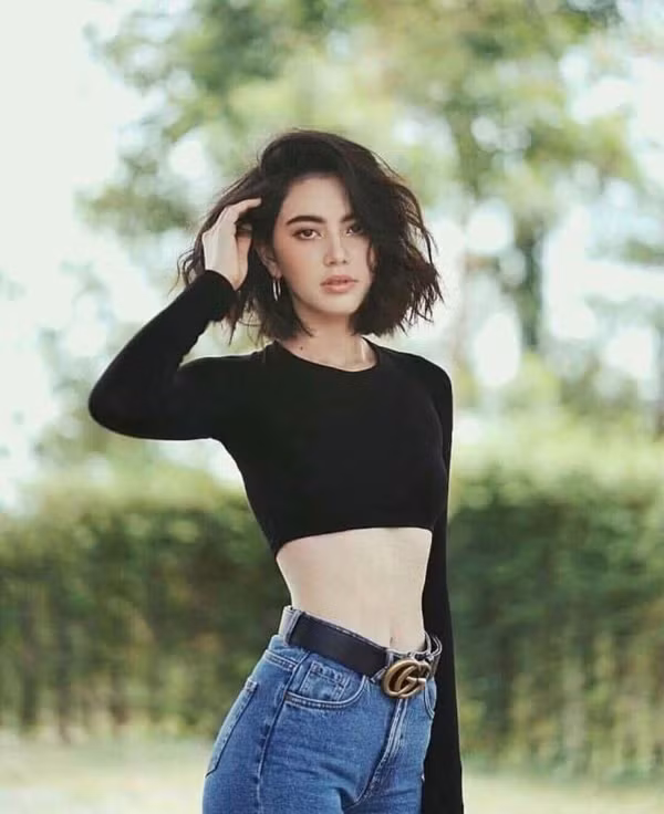 Mai Davika nâng tầm nhan sắc khi diện áo croptop tay dài phối cùng quần jeans lưng cao và nhấn vào vòng eo con kiến bằng thắt lưng của Gucci.