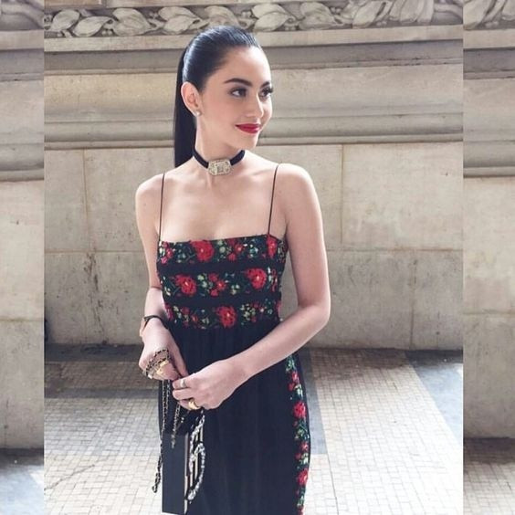 Dù không sở hữu vòng 1 đẫy đà nhưng Mai Davika vẫn gợi cảm vô cùng với váy áo hai dây mảnh mai.