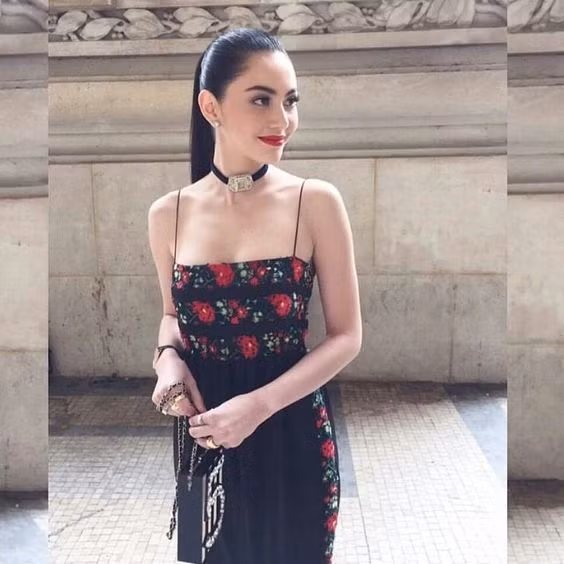 Dù không sở hữu vòng 1 đẫy đà nhưng Mai Davika vẫn gợi cảm vô cùng với váy áo hai dây mảnh mai.