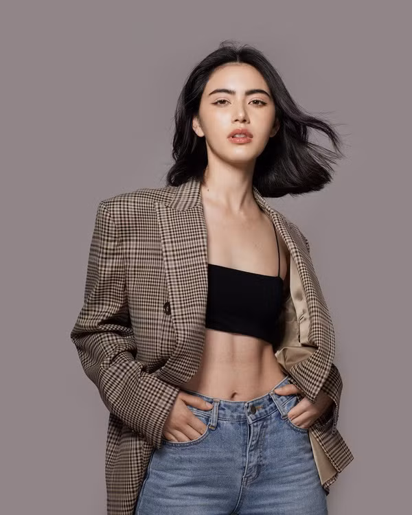 Trang phục hàng ngày của cô nàng đa phần là áo hai dây cổ trễ khoe vòng một hay áo croptop khoe eo thon.