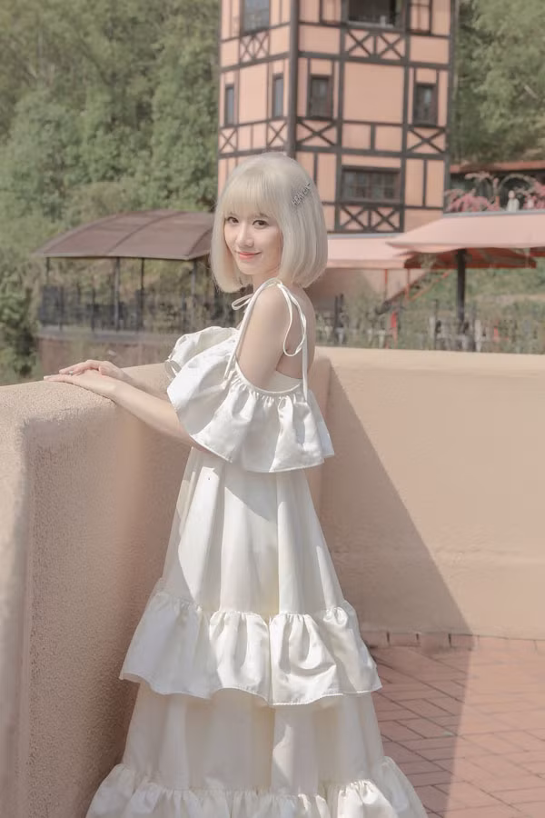 Trong sản phẩm âm nhạc mới, Hari Won thực sự “lột xác” với mái tóc trắng ma mị và quyến rũ. Với mái tóc bạch kim được cắt ngắn và nhuộm kỹ càng, đây được xem là sự thay đổi táo bạo của mỹ nhân gốc Hàn.