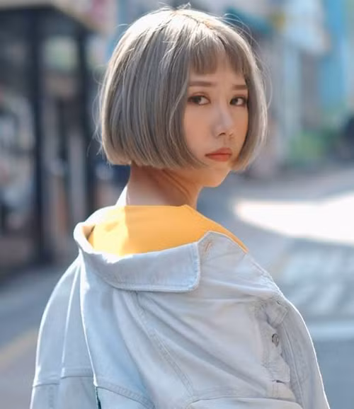 Nữ ca sĩ Min cũng được đánh giá cao với mái tóc ngắn nhuộm màu bạch kim.