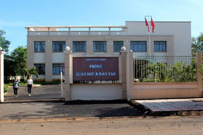 Khoi to chuyen vien phong giao duc huyen sua diem nguoi quen