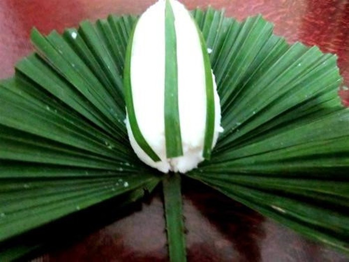 Cơm nắm lá cọ: Đây là món ăn quen thuộc của người dân vùng Tây Bắc mỗi mùa cọ đến. Lá cọ đem về hơ qua lửa cho mềm, lau sạch rồi nắm với cơm được nấu bằng những loại gạo mới thu hoạch, vừa thơm, vừa dẻo. Ảnh: Internet.